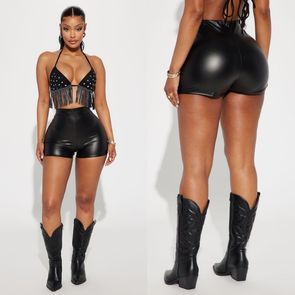 NWT Look My Way Booty Short